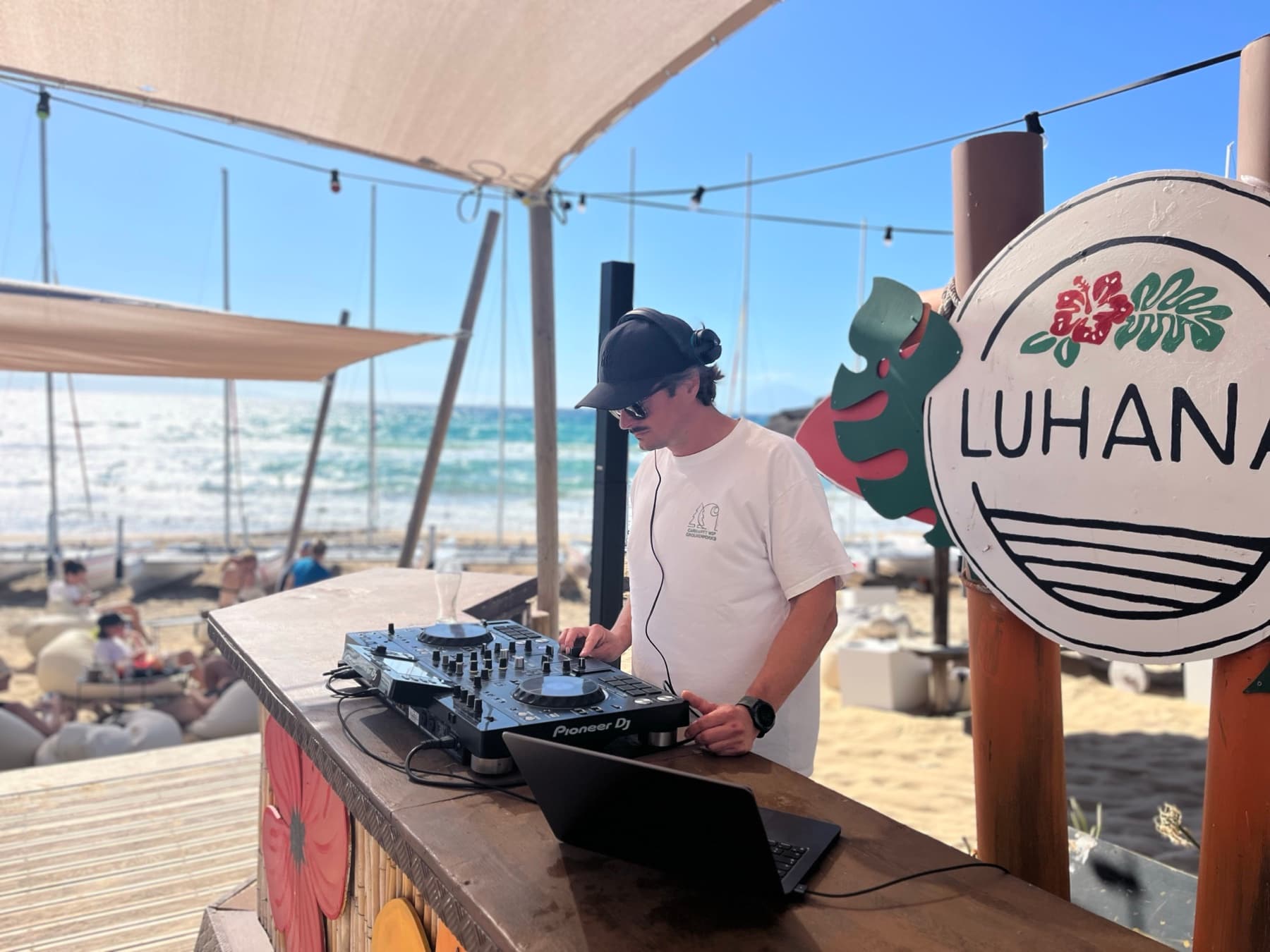 DJ Jusch beim Beachclub-Set in einem Resort