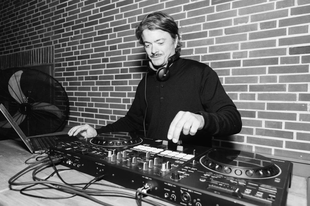 DJ Jusch konzentriert am DJ-Controller