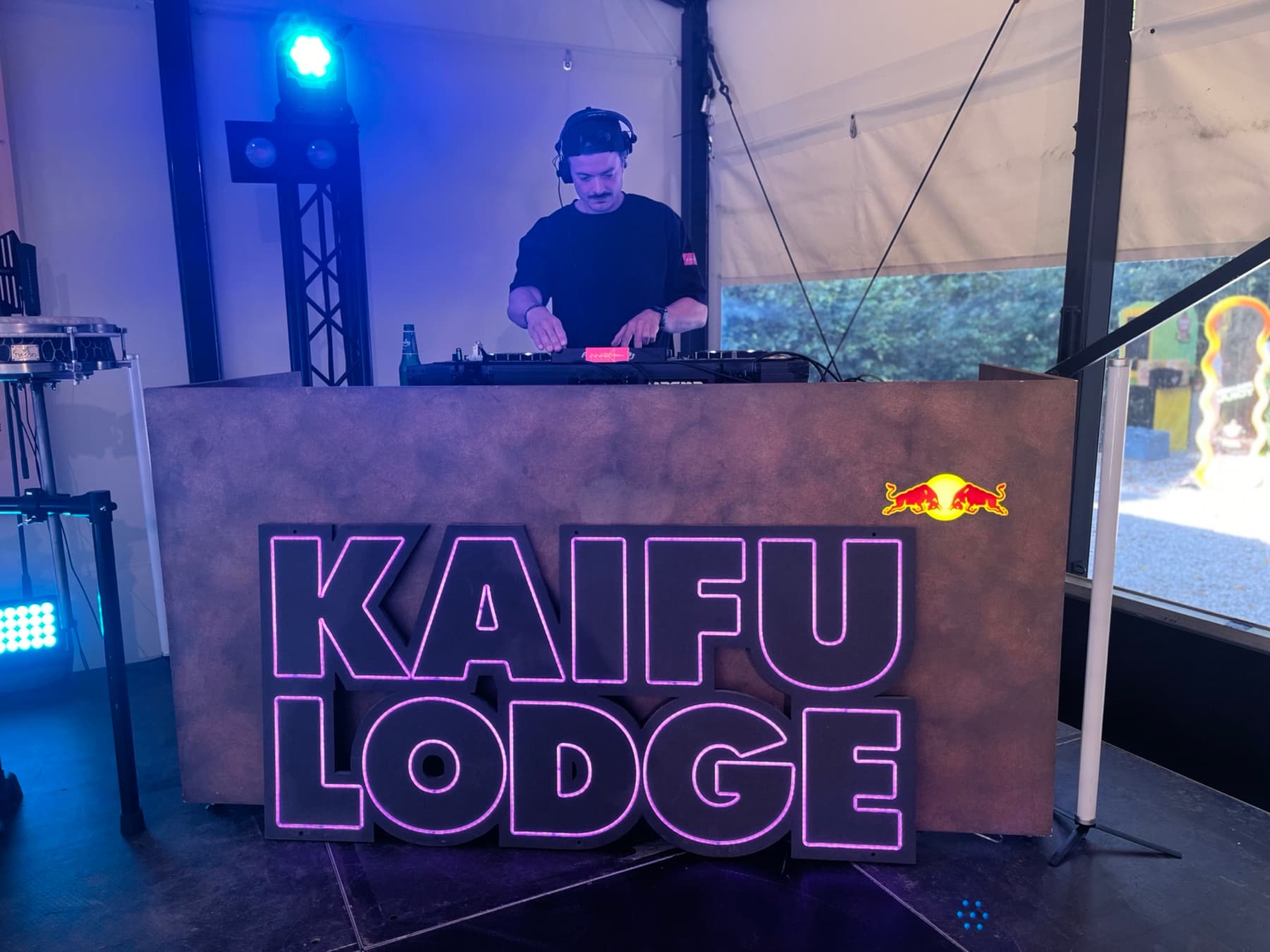 DJ Jusch beim Auflegen in der Kaifu Lodge in Hamburg