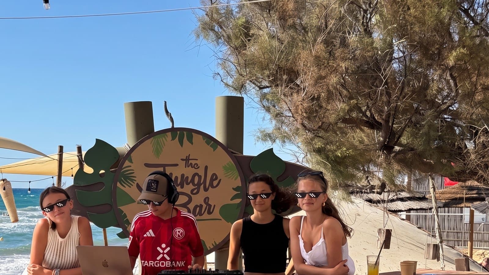 Teilnehmende des DJ-Camps am DJ-Controller in der Strandbar des Robinson Club Kyllini