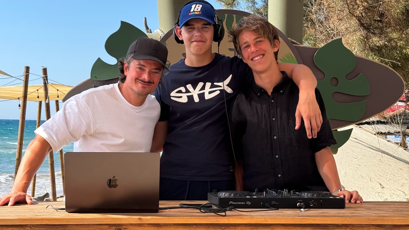 DJ Jusch mit zwei Teilnehmern des DJ-Camps am Controller in der Strandbar des Robinson Club Kyllini